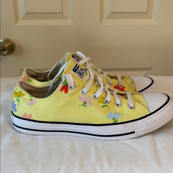 Converse All Star Low Top Sneaker in Yellow Multi Floral Womens Size 10 - Picture 4 of 10